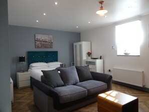 1 habitación, tabla de planchar con plancha, wifi gratis y ropa de cama