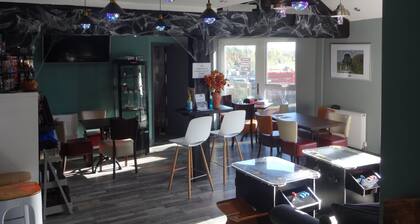 Shepherds hut with hot tub and onsite bistro and gym close to Hadrian's Wall and beach.