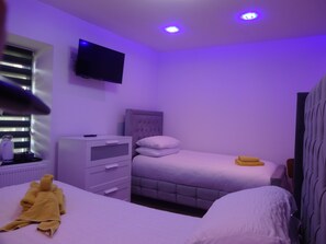 1 bedroom, free WiFi, bed sheets - Family room in the farmhouse, breakfast included in onsite bistro close to Hadrians Wall (Bowness-on-Solway)