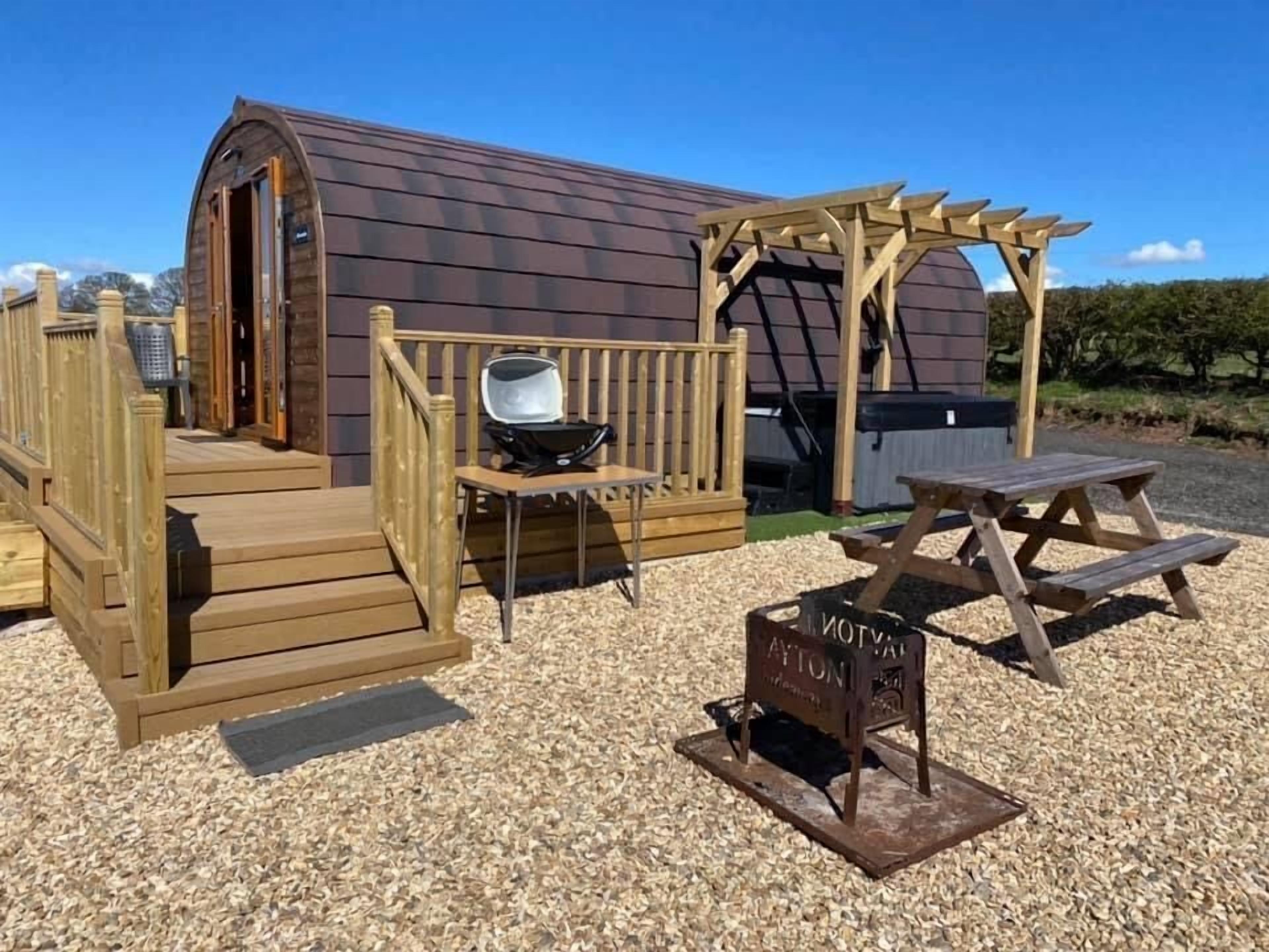 Criffel Pod, Hayton near Hadrian's Wall, pet friendly and hot tub