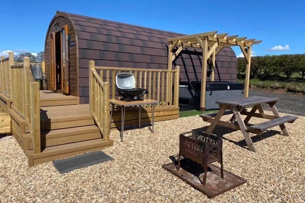 Criffel Pod, Hayton near Hadrian's Wall, pet friendly and hot tub