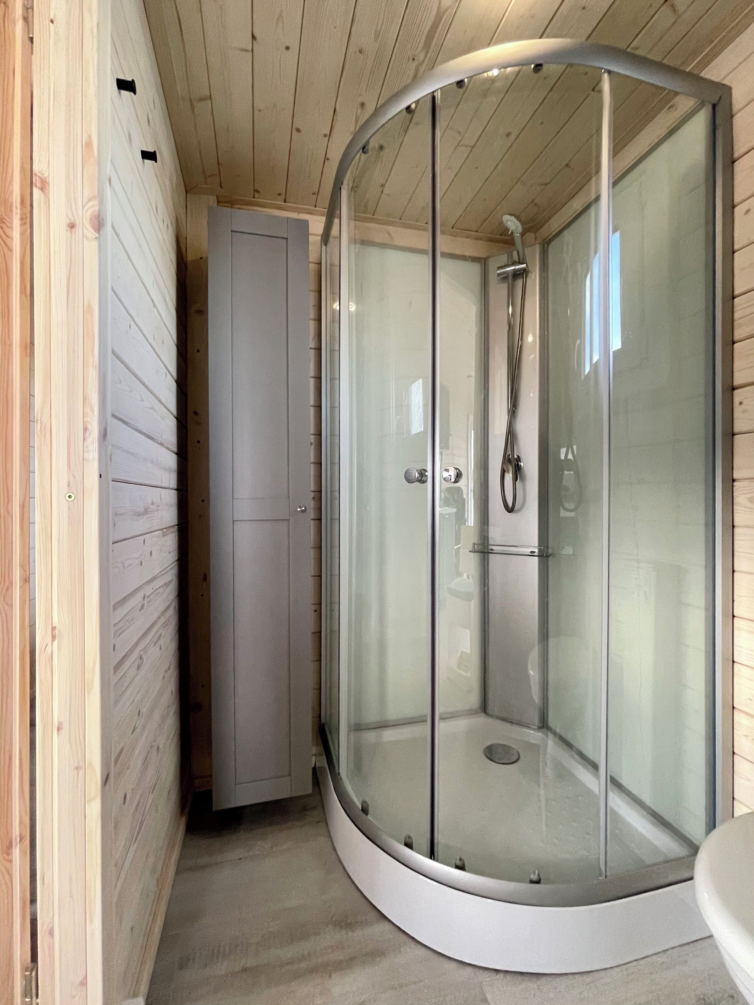 Een douche, een haardroger, toiletpapier