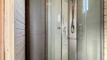 Douche, sĂšche-cheveux, papier toilette