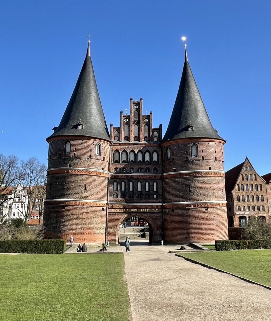 Ein historisches Gebäude mit zwei markanten Türmen und einem zentralen Bogen.