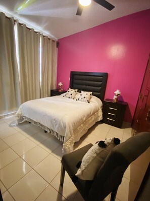 コンフォート ルーム 1 ベッドルーム 禁煙 バルコニー | 高級寝具、羽毛の掛け布団、ピロートップベッド、ミニバー