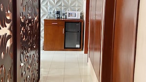 Una cocina moderna con microondas, cafetera y refrigerador.
