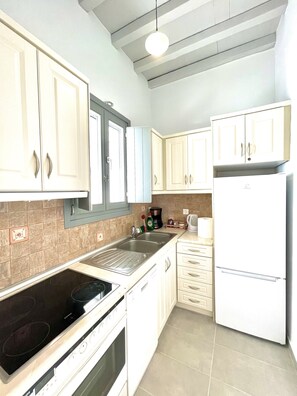 Fridge, oven, dishwasher, coffee/tea maker