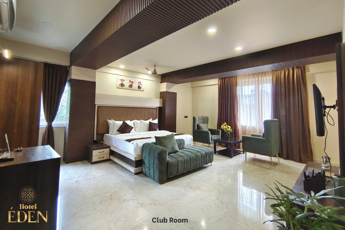 Uma sala de clube com uma cama, área de estar e uma mesa.