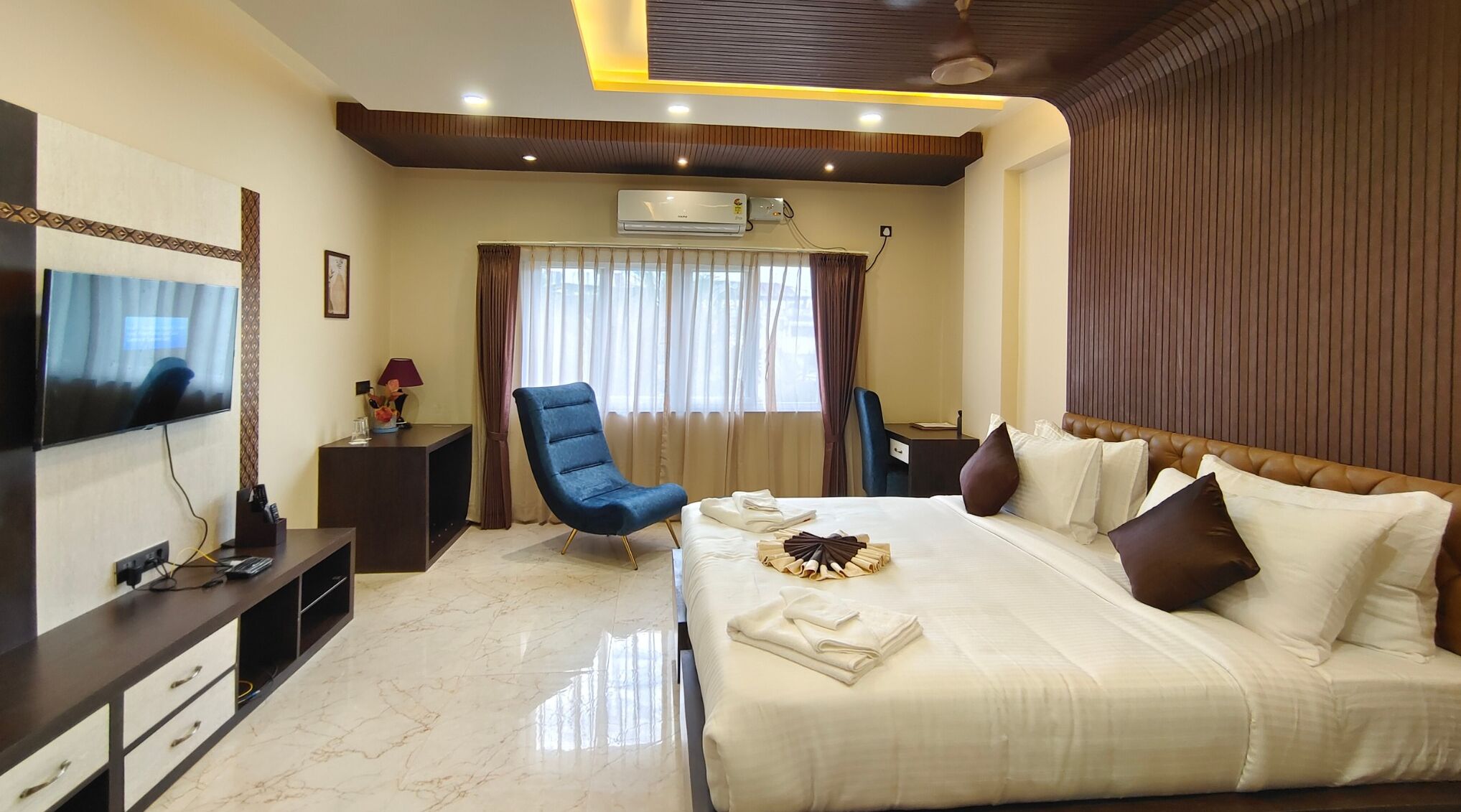 Suite | In-room safe, iron/ironing board (on request), WiFi (free), bed sheets