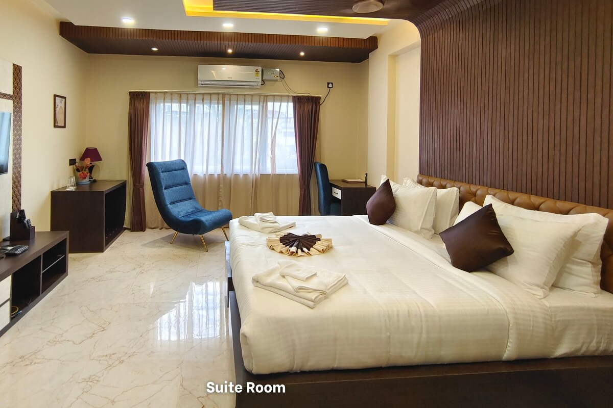 Suite | In-room safe, iron/ironing board (on request), WiFi (free), bed sheets