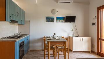 Kylskåp, mikrovågsugn, spishäll och grytor/köksredskap