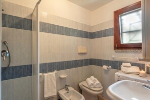 Standard-Apartment, Mehrere Schlafzimmer, 2 Bäder (Le Dimore di Budoni Trilocale) | Badezimmer