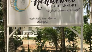 Naamplaatje voor Kehalani Beach Resort, met een logo en de tekst 'het mooiste eilandverblijf' in Balic Balic, Perez Quezon, Filippijnen.