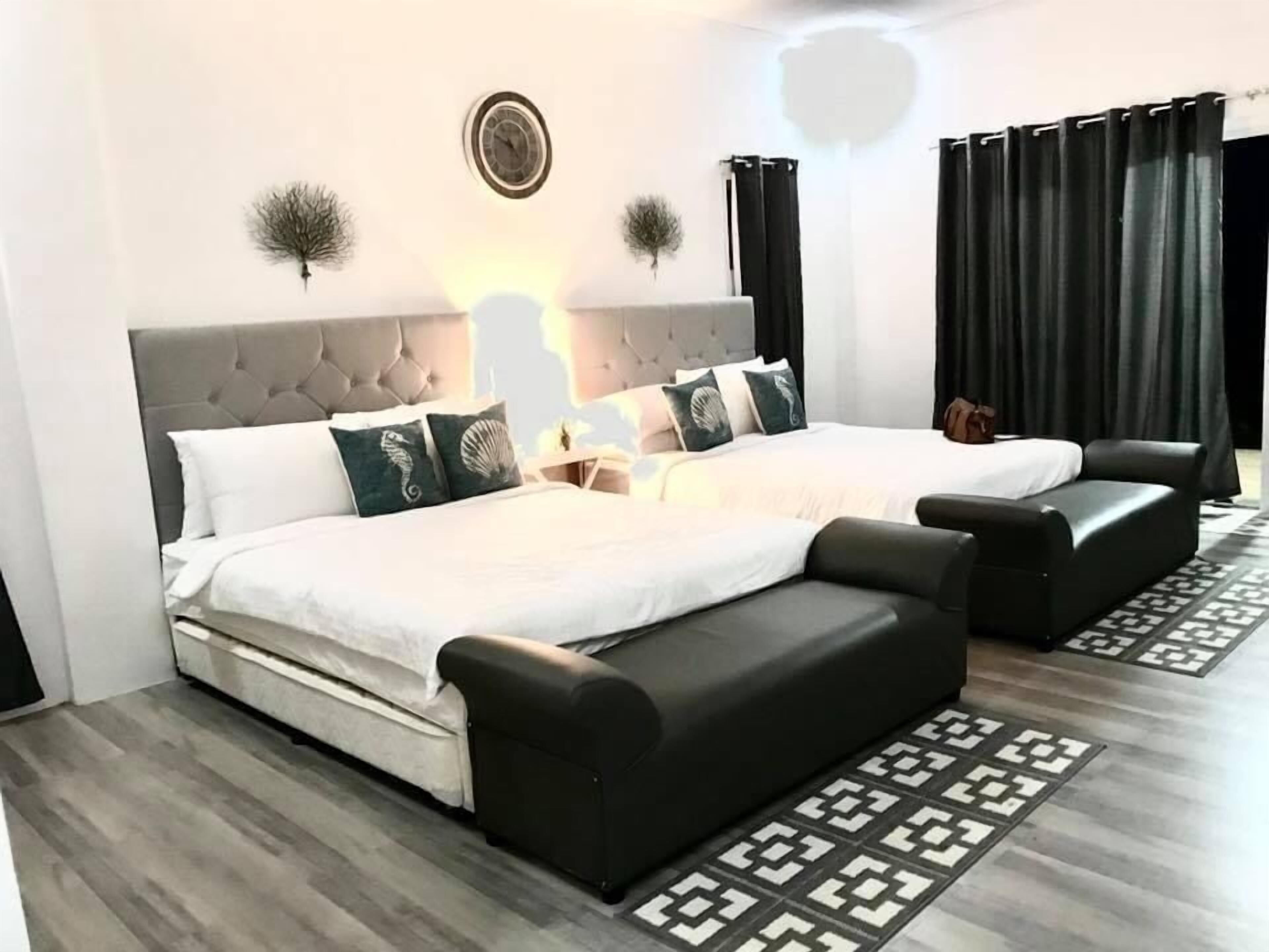 Caja fuerte, cortinas opacas, ropa de cama