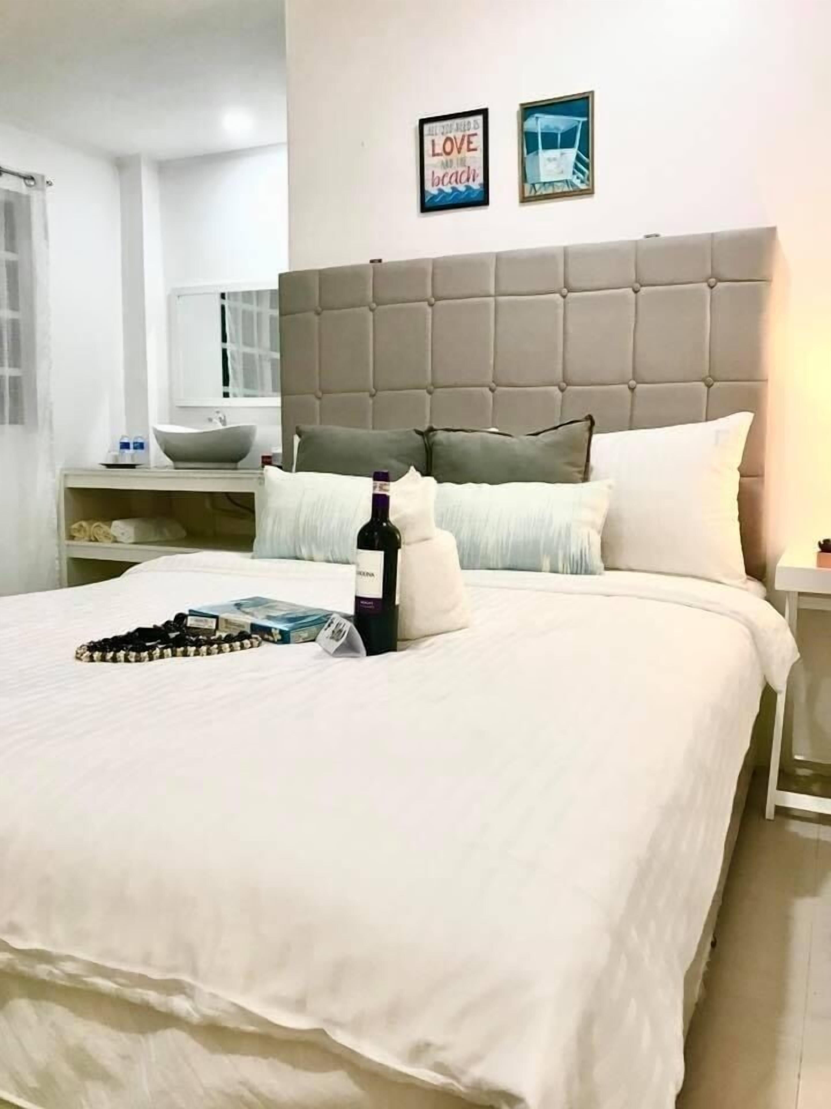 Caja fuerte, cortinas opacas, ropa de cama
