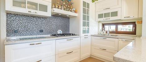 Plaque de cuisson, lave-vaisselle, cafetière/bouilloire