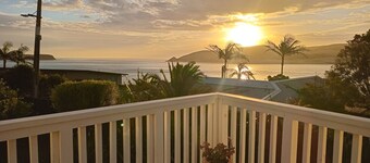 Cosy 2 bed bach - 3 mins walk from beach - can sleep 8!