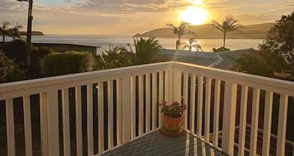 Cosy 2 bed bach - 3 mins walk from beach - can sleep 8!