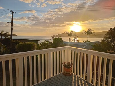 Cosy 2 bed bach - 3 mins walk from beach - can sleep 8!