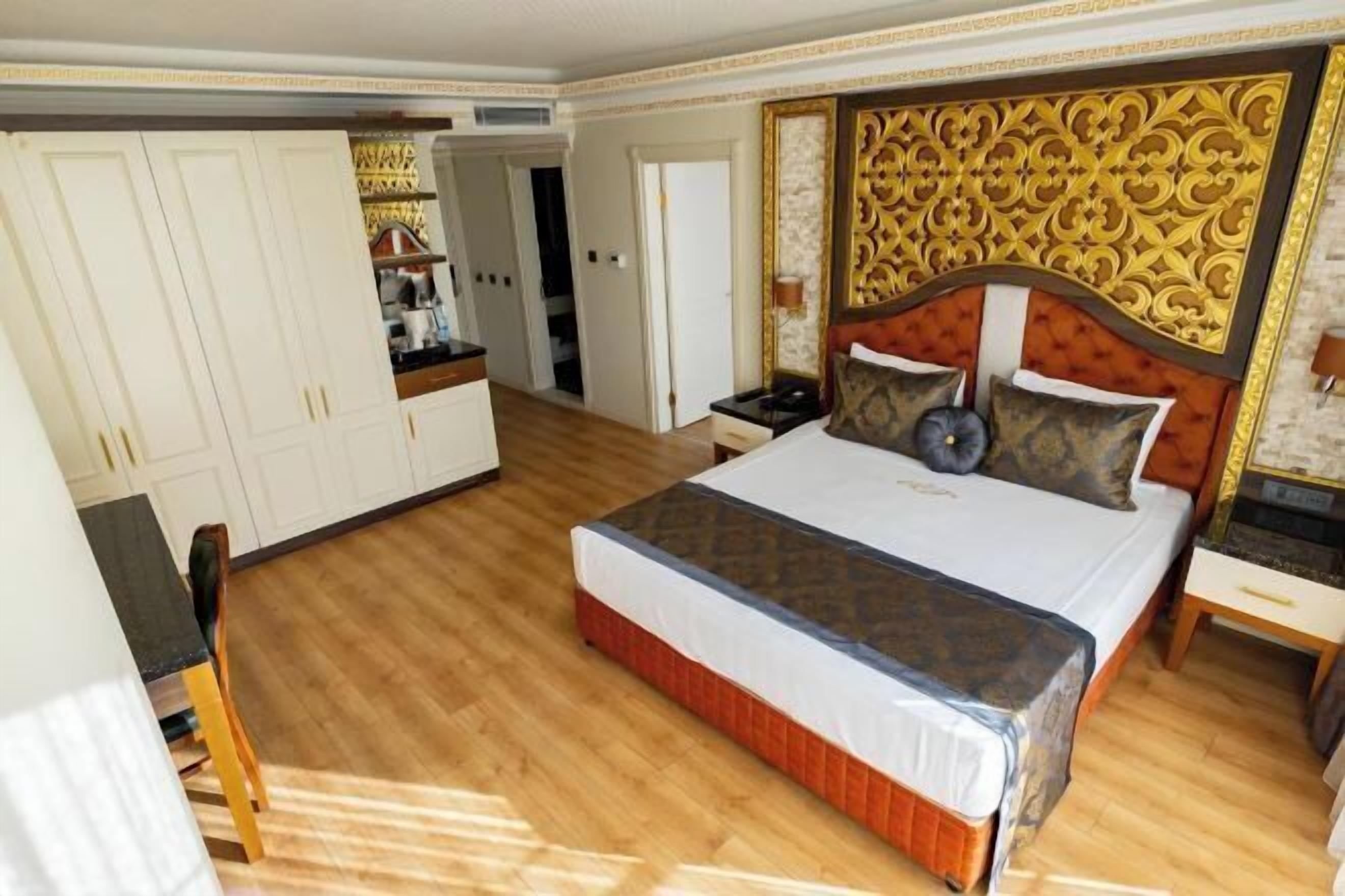 Peralatan tempat tidur premium, bar mini, peti besi dalam bilik 