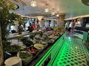 Petit déjeuner buffet servi tous les jours en supplément