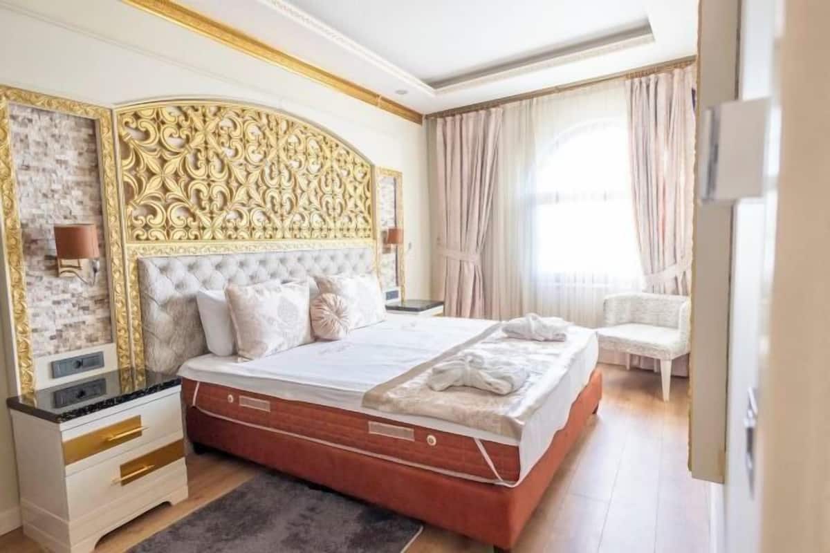 Premium bedding, minibar, in-room safe, soundproofing