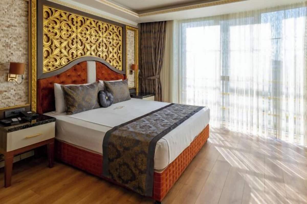 Bộ đồ giường cao cấp, minibar, két bảo mật tại phòng