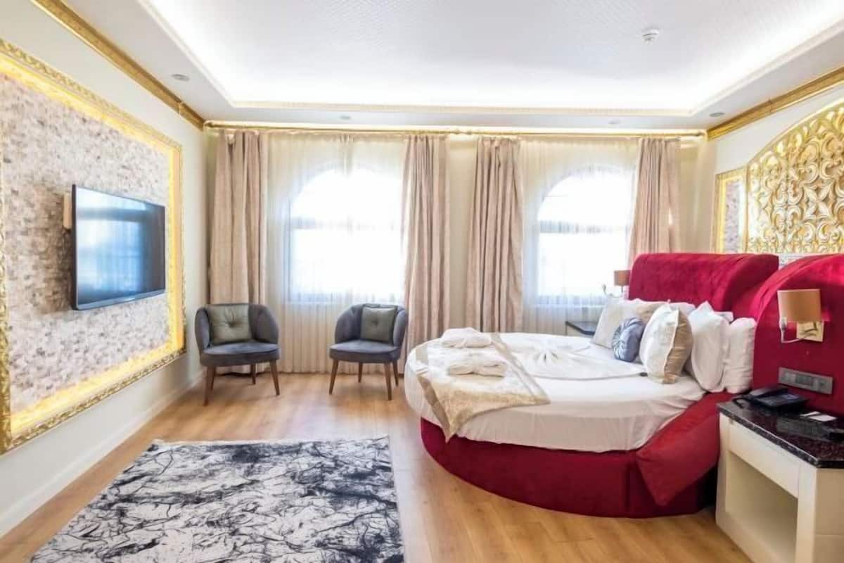 Bộ đồ giường cao cấp, minibar, két bảo mật tại phòng