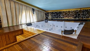 King Suite Jakuzili | Jetted bathtub