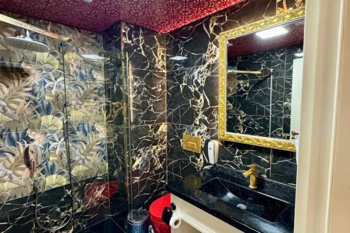 Phòng tắm | Vòi sen phun mưa, máy sấy tóc, áo choàng tắm, dép đi trong nhà