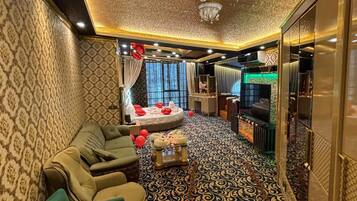 King Suite Jakuzili | Premium bedding, minibar, in-room safe, soundproofing