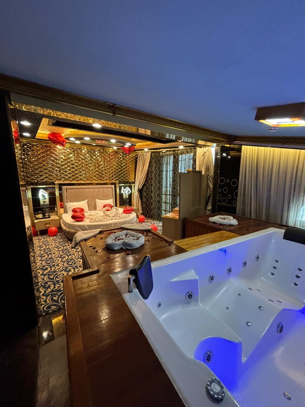 King Suite Jakuzili | Premium bedding, minibar, in-room safe, soundproofing