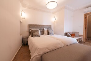 Habitación triple superior, 3 camas individuales | Wifi gratis y ropa de cama 