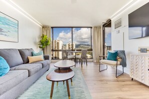 Smart TV - Newly renovated, Free Parking, One block to Waikiki Beach (Honolulu)