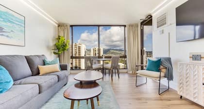 Newly renovated, Free Parking, One block to Waikiki Beach