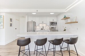 Fridge, microwave, oven, stovetop - Newly renovated, Free Parking, One block to Waikiki Beach (Honolulu)