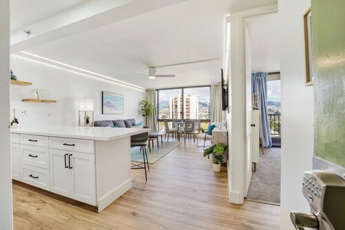 Newly renovated, Free Parking, One block to Waikiki Beach