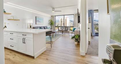 Newly renovated, Free Parking, One block to Waikiki Beach