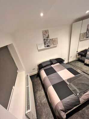 1 bedroom, free WiFi, bed sheets - Delightful holiday home away from home, wetroom, UFH, garden/parking, local park (London)