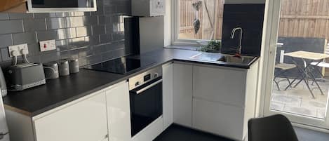 Microondas, horno y comedor