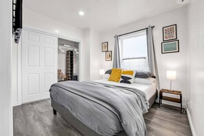 2 bedrooms, desk, iron/ironing board, WiFi