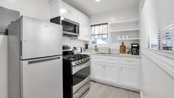 Een koelkast, een magnetron, een oven, een kookplaat