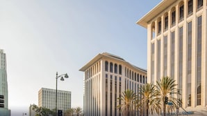 Un bâtiment de style architectural classique, caractérisé par de hautes colonnes et une façade symétrique.