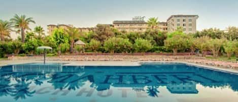 Una piscina al aire libre