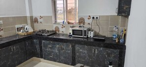 Kühlschrank, Mikrowelle, Toaster, Mixer