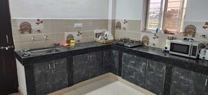 Réfrigérateur, micro-ondes, grille-pain, blender