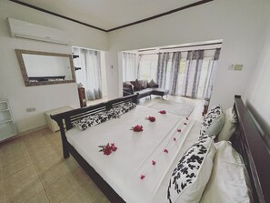 4 habitaciones, caja de seguridad en la habitación y escritorio 