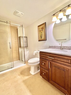 Ducha, secador de pelo, toallas, jabón