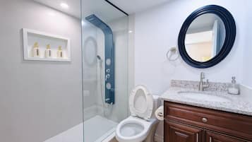 Deluxe Double Room, Private Bathroom, Garden View | Bathroom | Shower, hair dryer, towels, soap