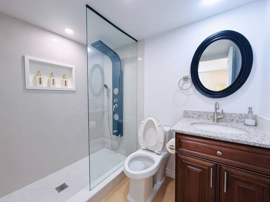 Habitación doble Deluxe, 1 cama Queen size, baño privado | Baño | Secadora de cabello, toallas, jabón, shampoo